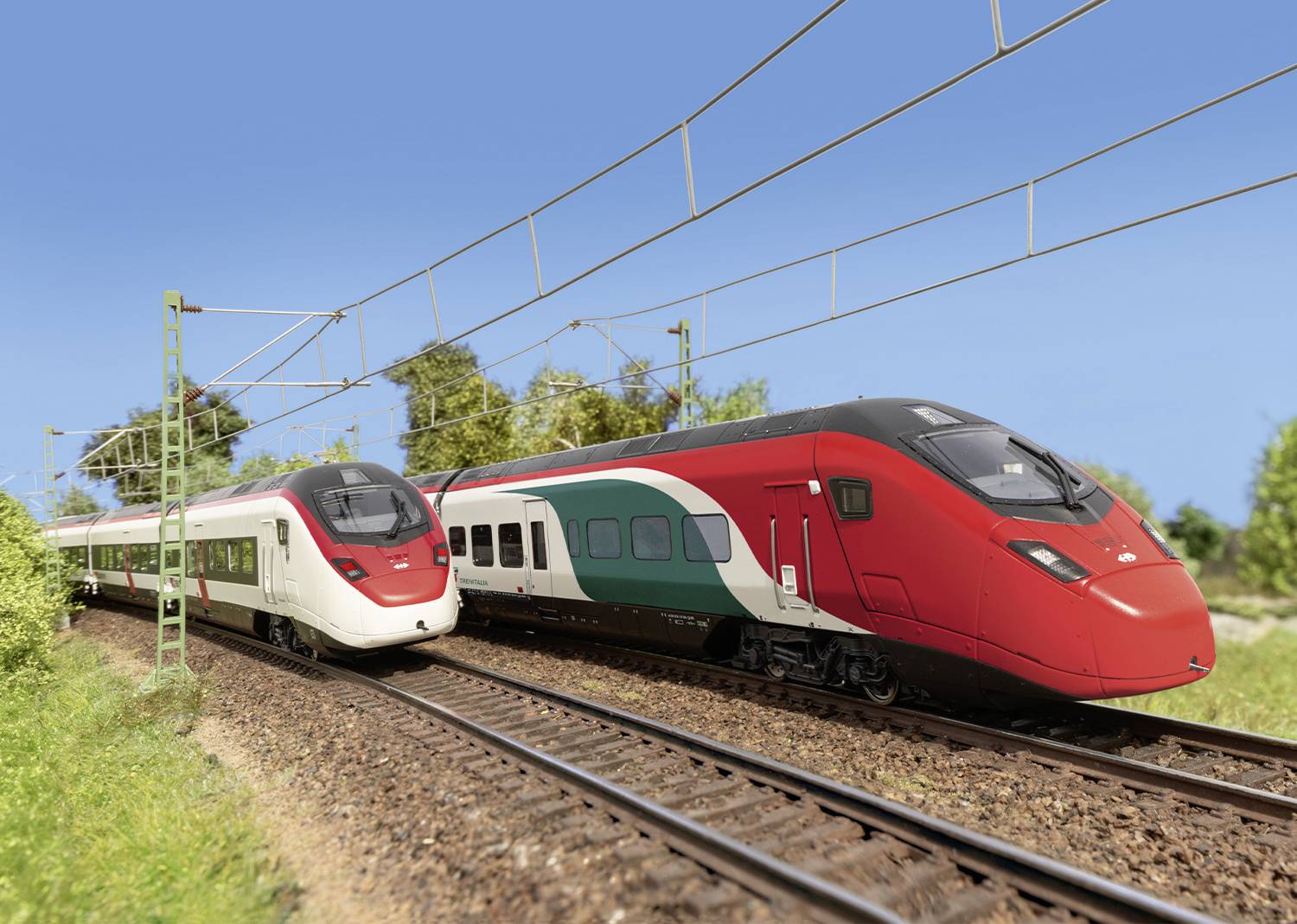 Deux trains à grande vitesse circulent en parallèle sur des voies ferrées. L'un est rouge et vert, l'autre blanc et rouge. Des lignes électriques sont visibles.