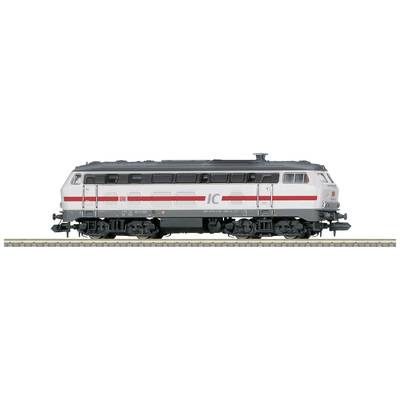 Une locomotive Intercity blanche avec une bande rouge est stationnée sur une voie, vue de côté.
