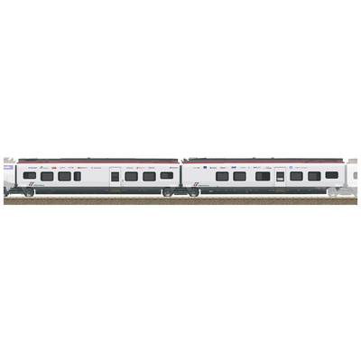 Un train moderne avec deux wagons blancs et des fenêtres noires est stationné sur une voie ferrée. Les wagons portent le logo d'une entreprise ferroviaire.