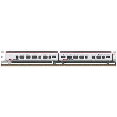 Un train régional moderne des CFF circule sur des rails. Des fenêtres et le logo des CFF aux couleurs rouge et blanche sont visibles sur le côté.