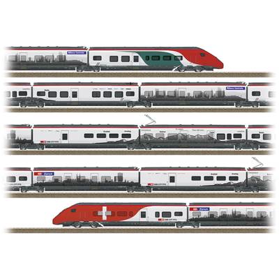 'Vue de train : Trois trains différents côte à côte sur des voies ferrées. Chaque train a des couleurs et des inscriptions distinctes.'