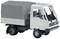 Un camion-modèle blanc avec un toit et une remorque noirs est stationné sur une surface lisse.