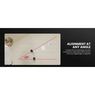 Un homme examine un mur équipé d'un capteur laser incliné à 22 degrés, destiné à aider à l'alignement des décorations.