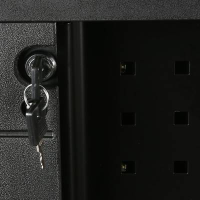 Une clé est insérée dans une serrure métallique noire fixée à un placard ou à un coffre.