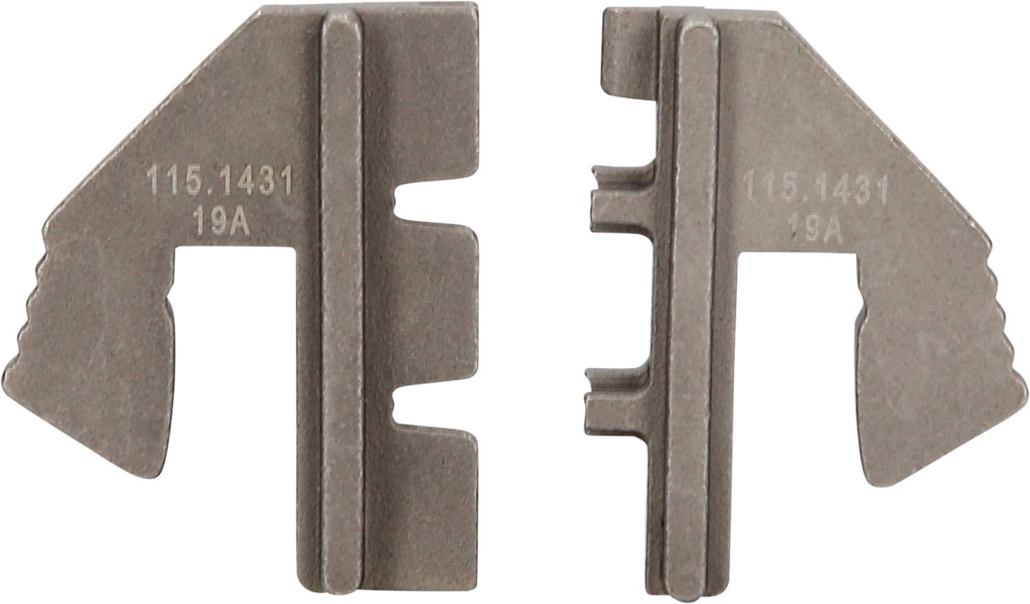 Deux pièces métalliques à forme dentelée, avec des numéros gravés : « 115.1431 » et « 19A ». Elles présentent des bords profilés différents.