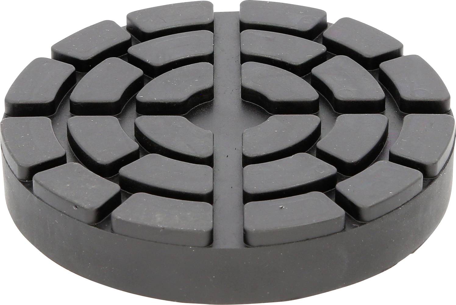 Objet noir et rond présentant plusieurs saillies carrées et rectangulaires. Probablement un tampon de polissage ou un tapis antidérapant.