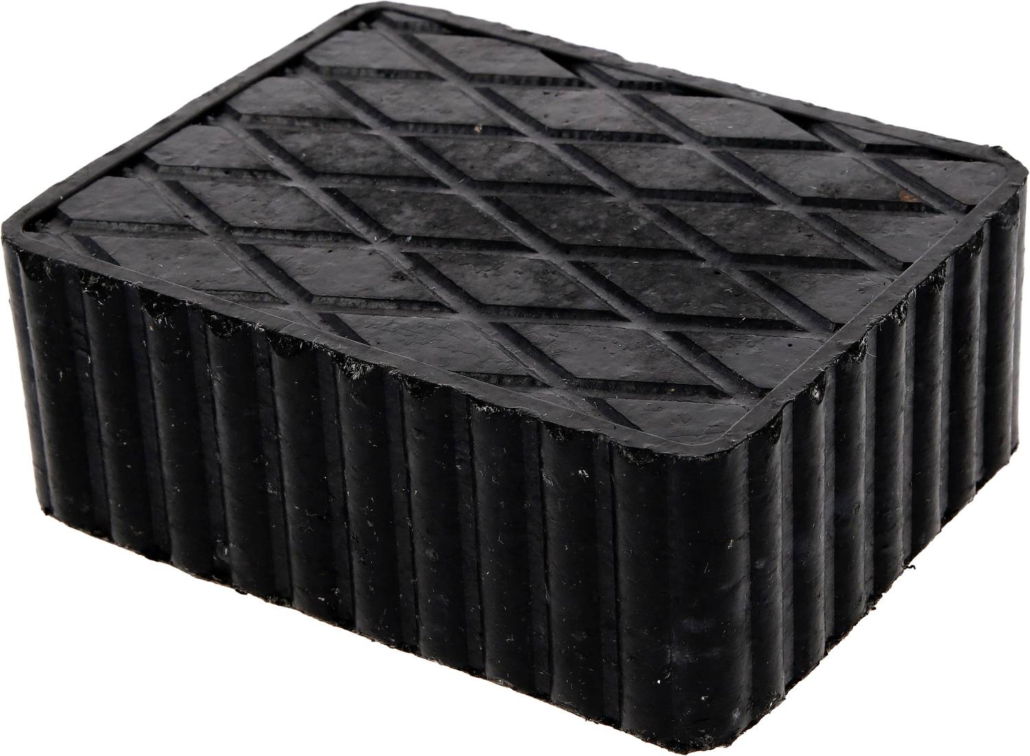 Un bloc rectangulaire noir en caoutchouc avec des rainures latérales et des motifs diagonaux sur la surface.