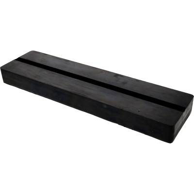 Bloc de bois sombre et rectangulaire présentant une encoche centrale, longue et étroite.
