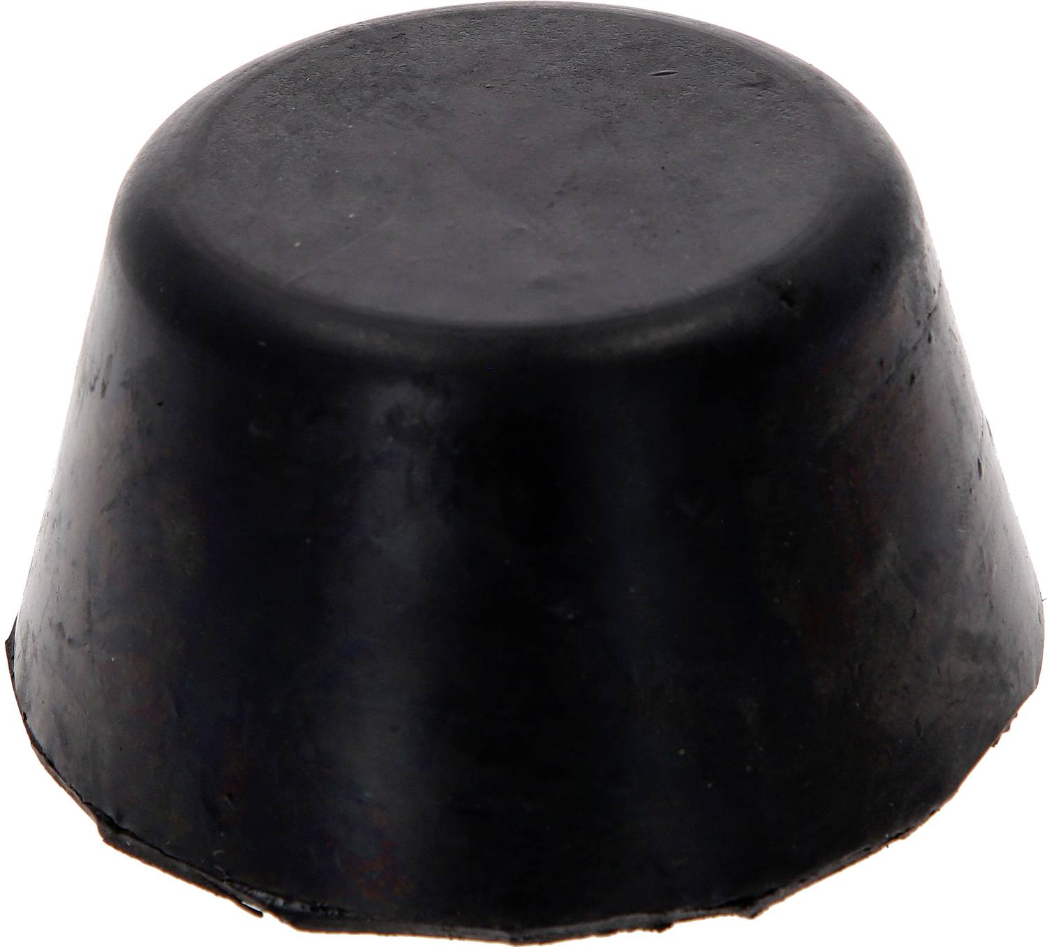 Un seul bonbon de réglisse noir de forme conique, placé sur un fond blanc.