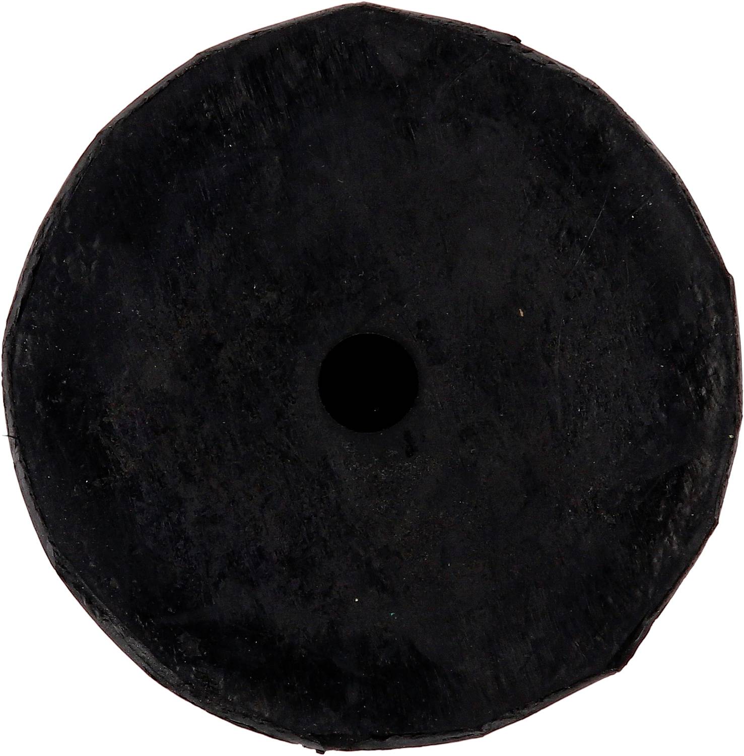 Palet de hockey noir, rond, avec un petit trou au centre, sur un fond blanc.