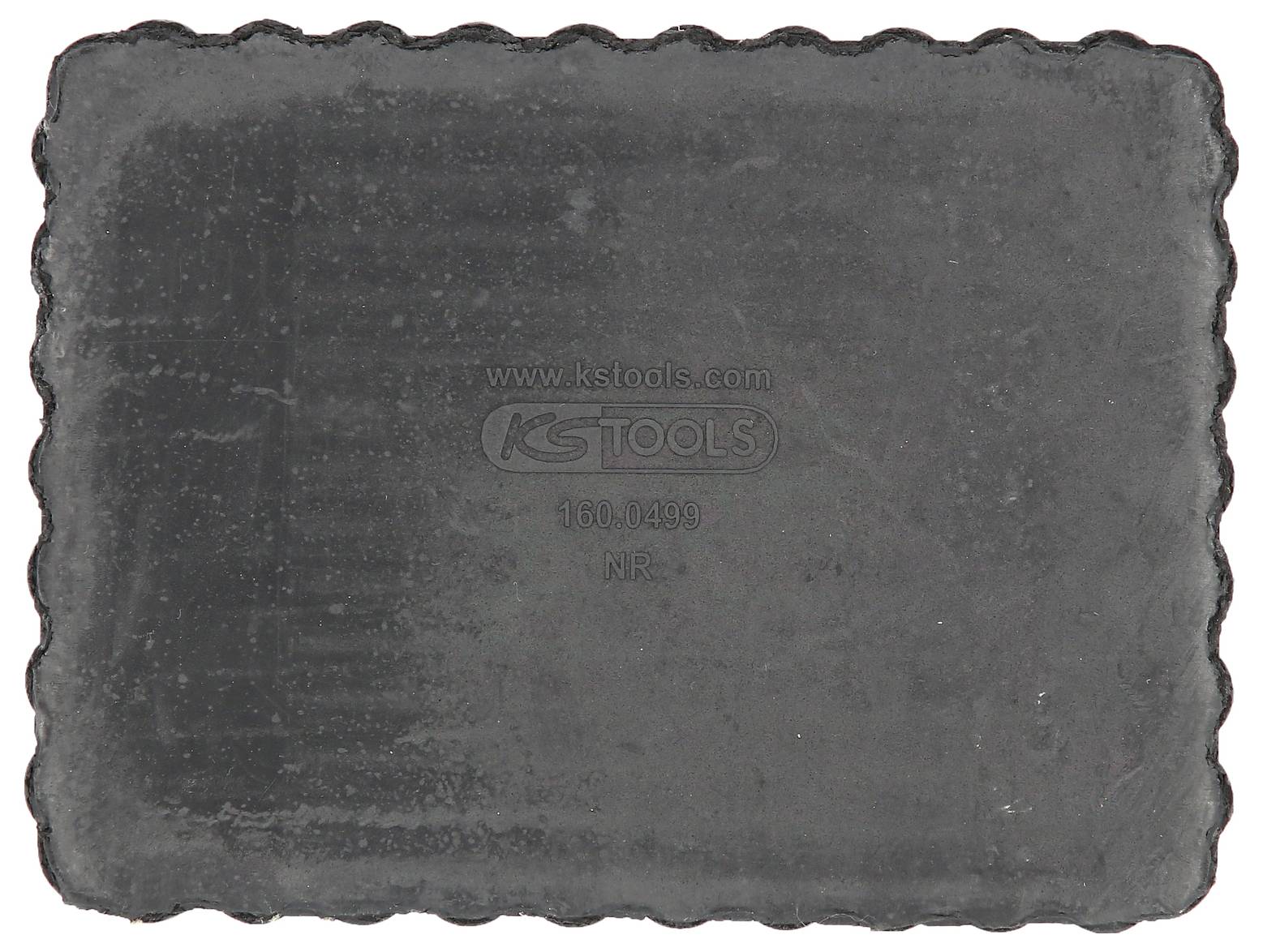 Patch rectangulaire noir en caoutchouc au bord ondulé, probablement utilisé pour la réparation de pneus ou de chambres à air.