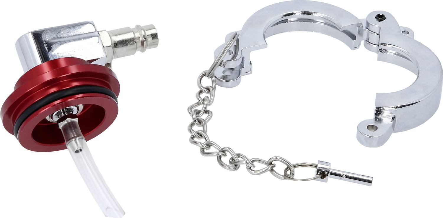 Une valve de purge rouge à côté d'une paire de menottes ouvertes, reliées par une courte chaîne métallique.