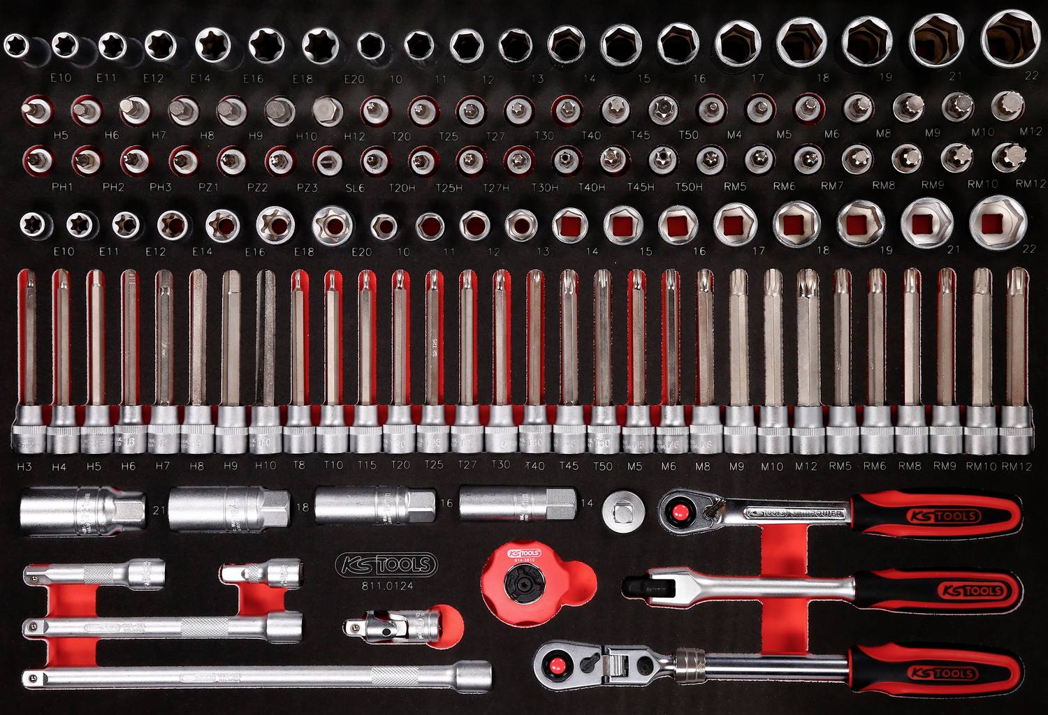 Un ensemble complet de clés à douilles et d'accessoires, rangés par taille, comprenant des clés à cliquet, des rallonges et des adaptateurs. Idéal pour les réparations automobiles.