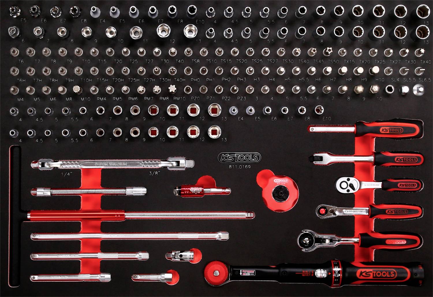 Mallette à outils avec diverses clés à douille, rallonges, cliquets ; design rouge et noir ; marquée 'KS Tools'.