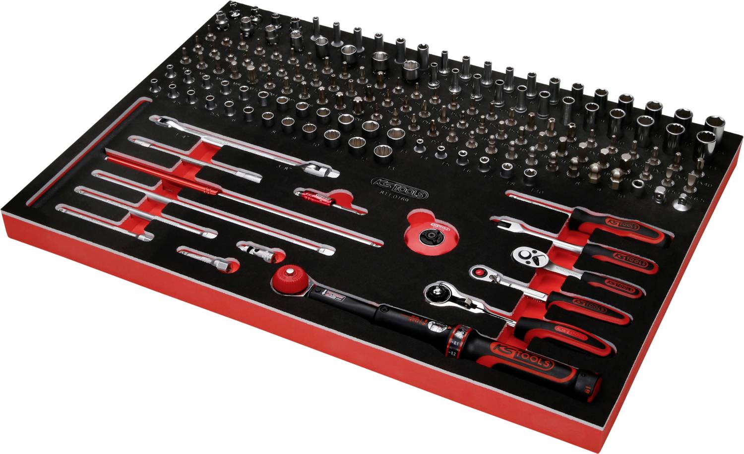 Ensemble d'outils avec insert en mousse noir et rouge ; comprend des clés, des douilles et des clés à cliquet de différentes tailles.