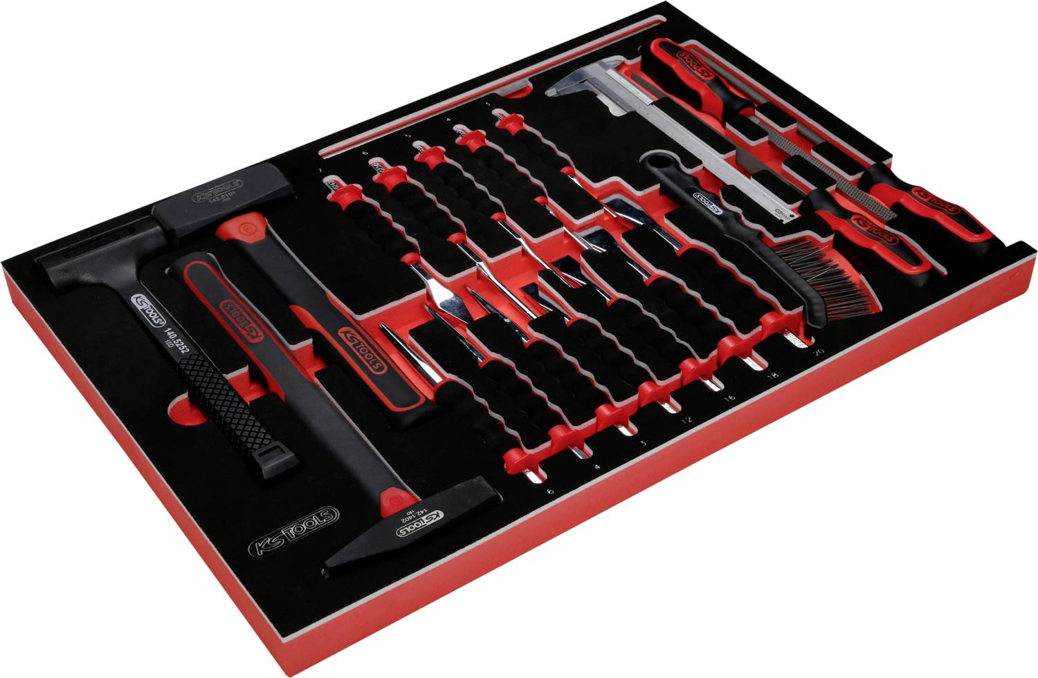 Boîte à outils contenant différents instruments tels que marteau, tournevis et pince, disposés de manière organisée.