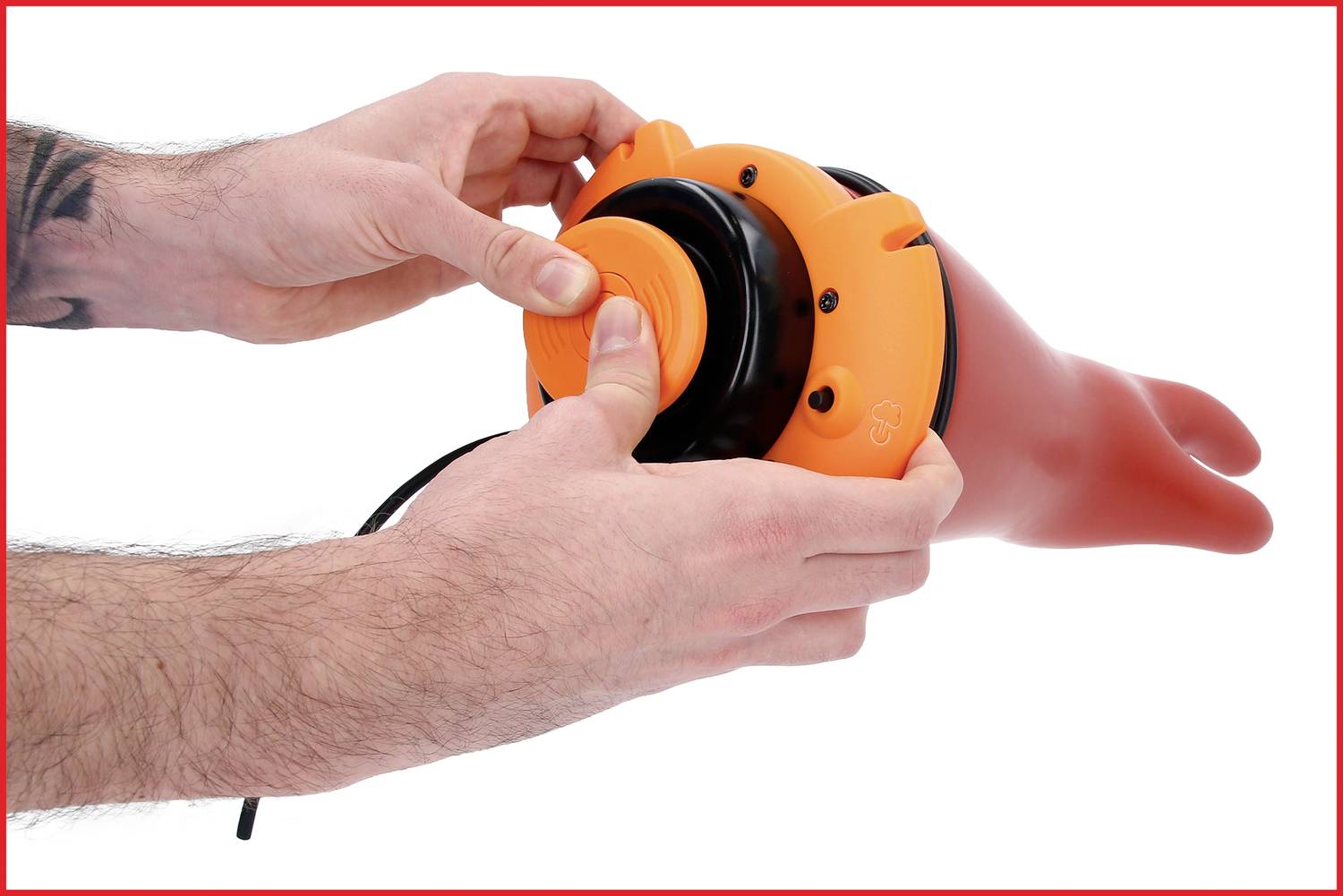 Deux mains tiennent un appareil sous-marin orange et noir. Il est actionné par un bouton, probablement pour le contrôler.