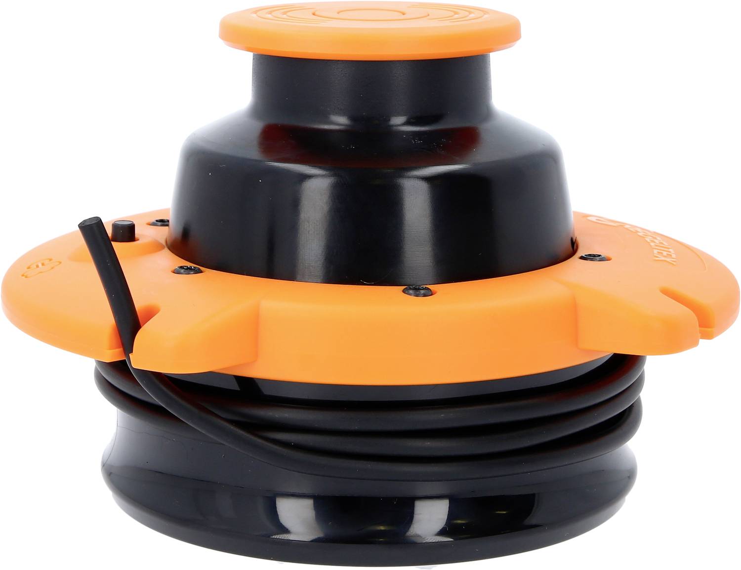 Équipement de construction noir et orange avec câble, prêt à être utilisé.