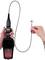 Une main tient un endoscope d'inspection avec un câble flexible et une caméra à son extrémité, prêt à examiner ou diagnostiquer des équipements techniques.