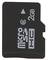 Une carte microSD noire de 2 Go avec du texte et des symboles imprimés.