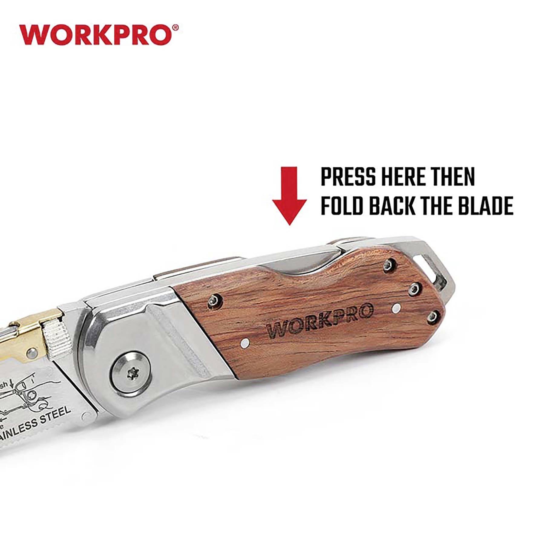 Un couteau de poche avec manche en bois portant l'inscription 'WORKPRO'. Une flèche pointe vers le mécanisme avec l'instruction : 'APPUYEZ ICI PUIS RABATTEZ LA LAME'.