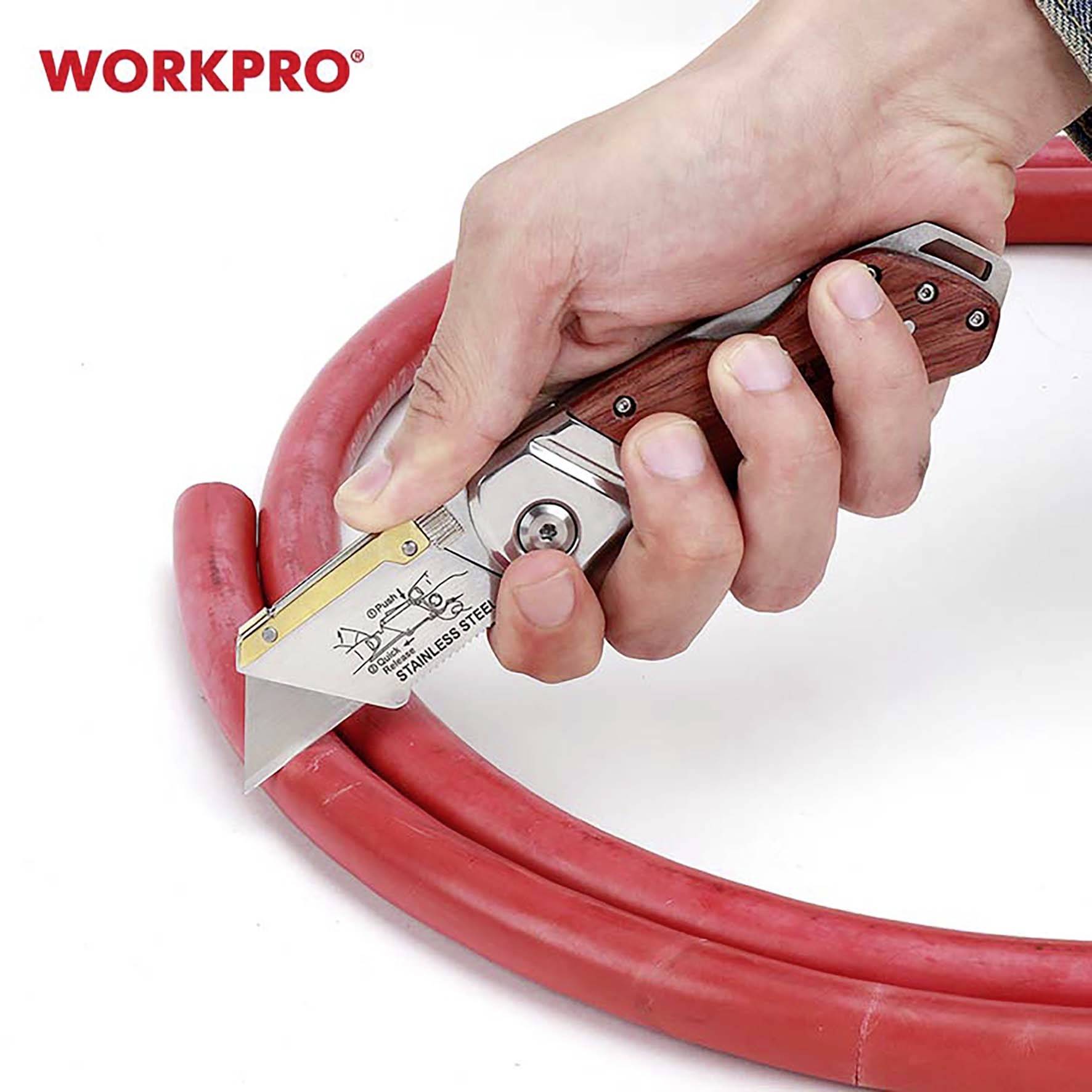 Une main tient un couteau de poche avec un manche en bois, tranchant un câble aiguisé. Le logo 'WORKPRO' est visible en haut à gauche.