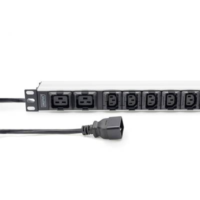 « Un rack métallique avec plusieurs prises électriques noires, une unité d'alimentation électrique avec un câble d'alimentation à l'avant. »
