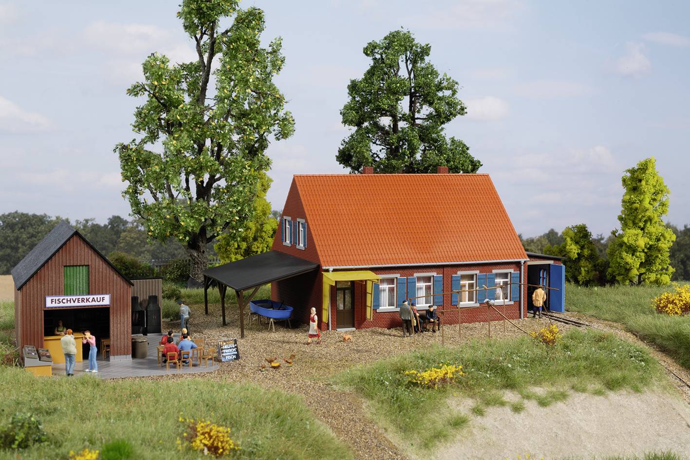 Un modèle d'une pêcherie rurale avec un bâtiment rouge, un petit stand de vente de poissons et des personnes à l'extérieur.