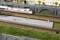 Un train ICE s'arrête à une gare miniature avec plusieurs personnages sur le quai. Des bâtiments et des ponts sont visibles en arrière-plan.