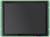 Un écran rectangulaire noir avec une fine bordure verte.