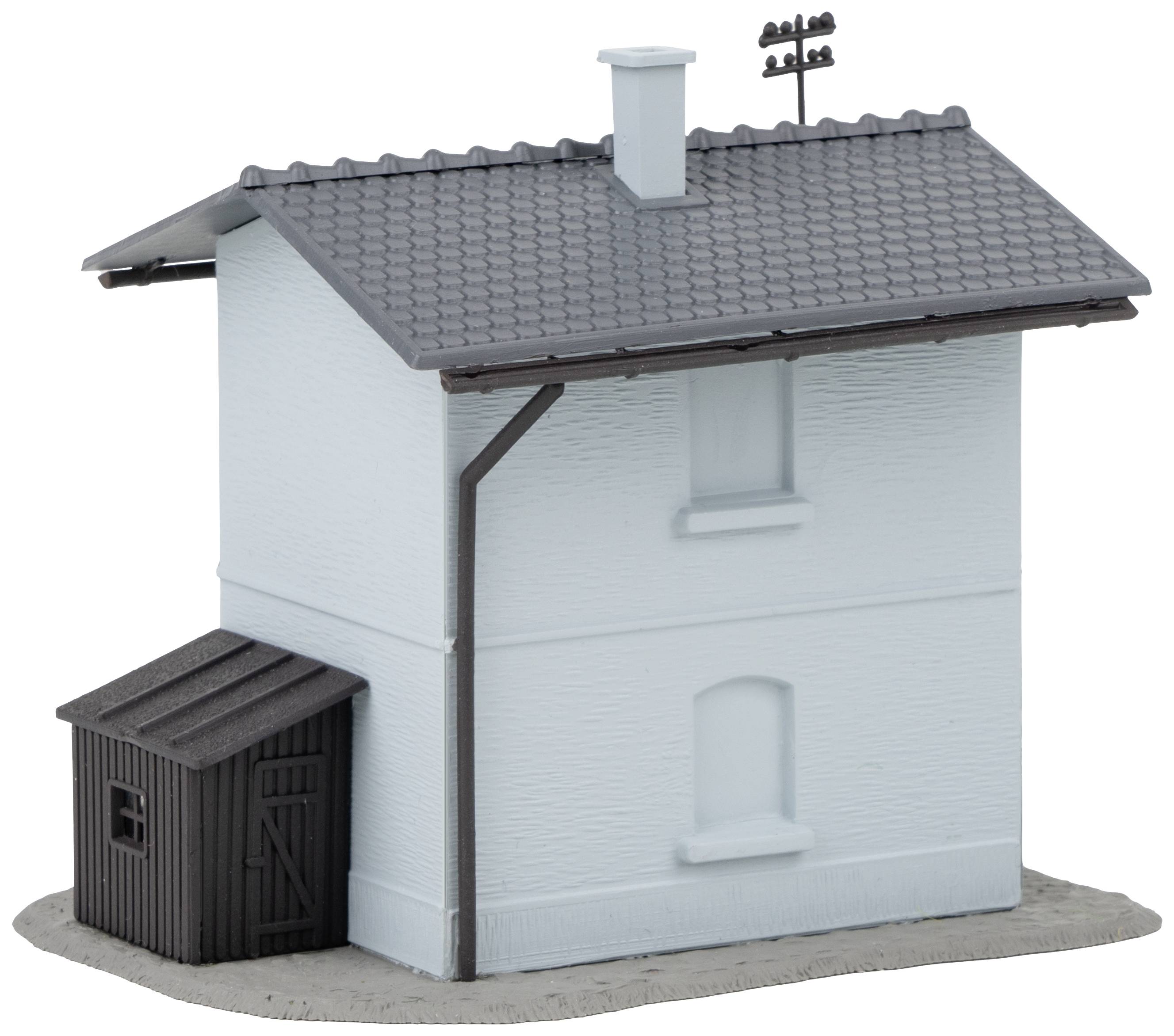 Une petite maison modèle bleu clair avec un toit gris foncé et une remise sur le côté ; elle est posée sur une base grise.