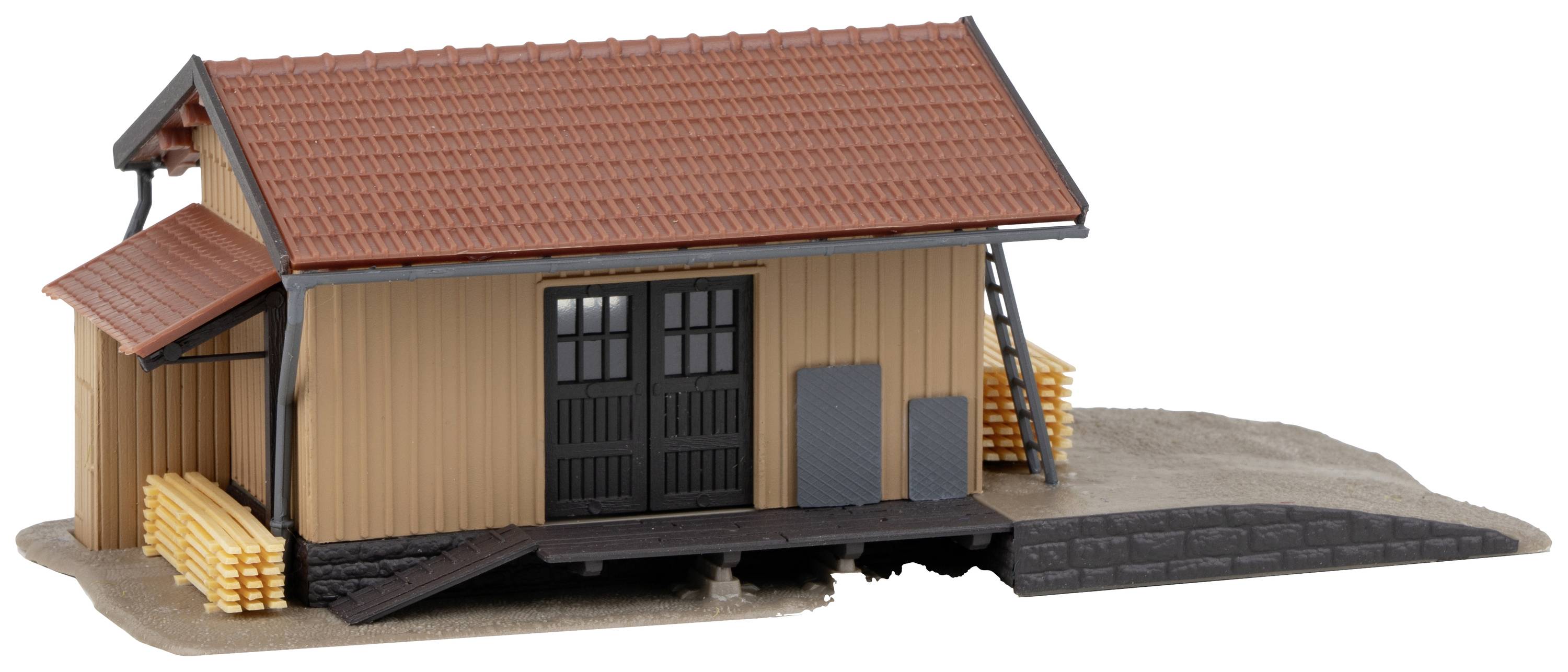 Un petit modèle d'un hangar de stockage avec un toit rouge et des détails en bois. Des piles de matériaux de construction sont disposées à côté.