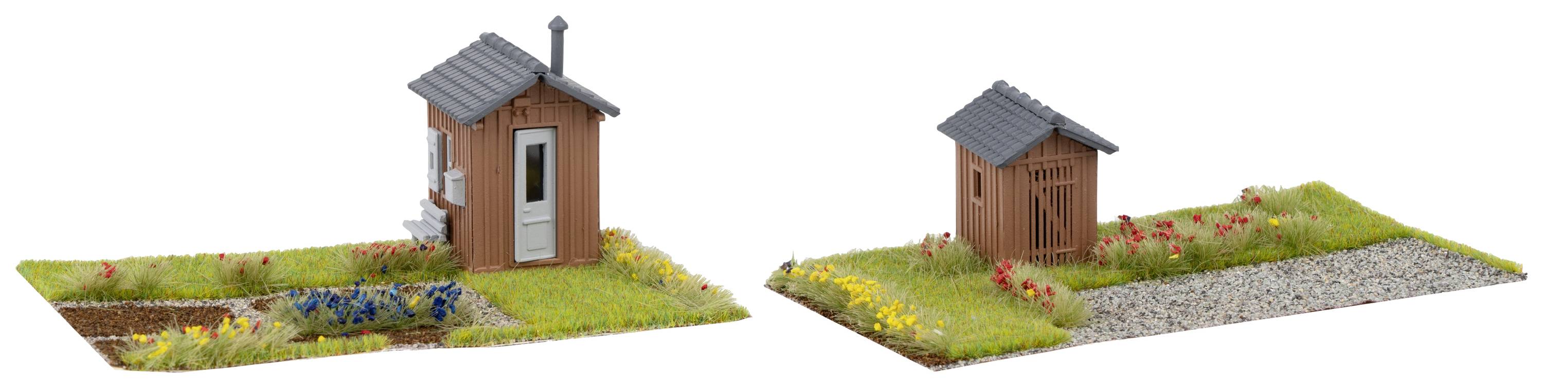 Deux jardins miniatures avec des bâtiments en bois, à gauche avec un parterre de fleurs et un étang, à droite avec un abri de jardin et un chemin de gravier, les deux entourés d'herbe.