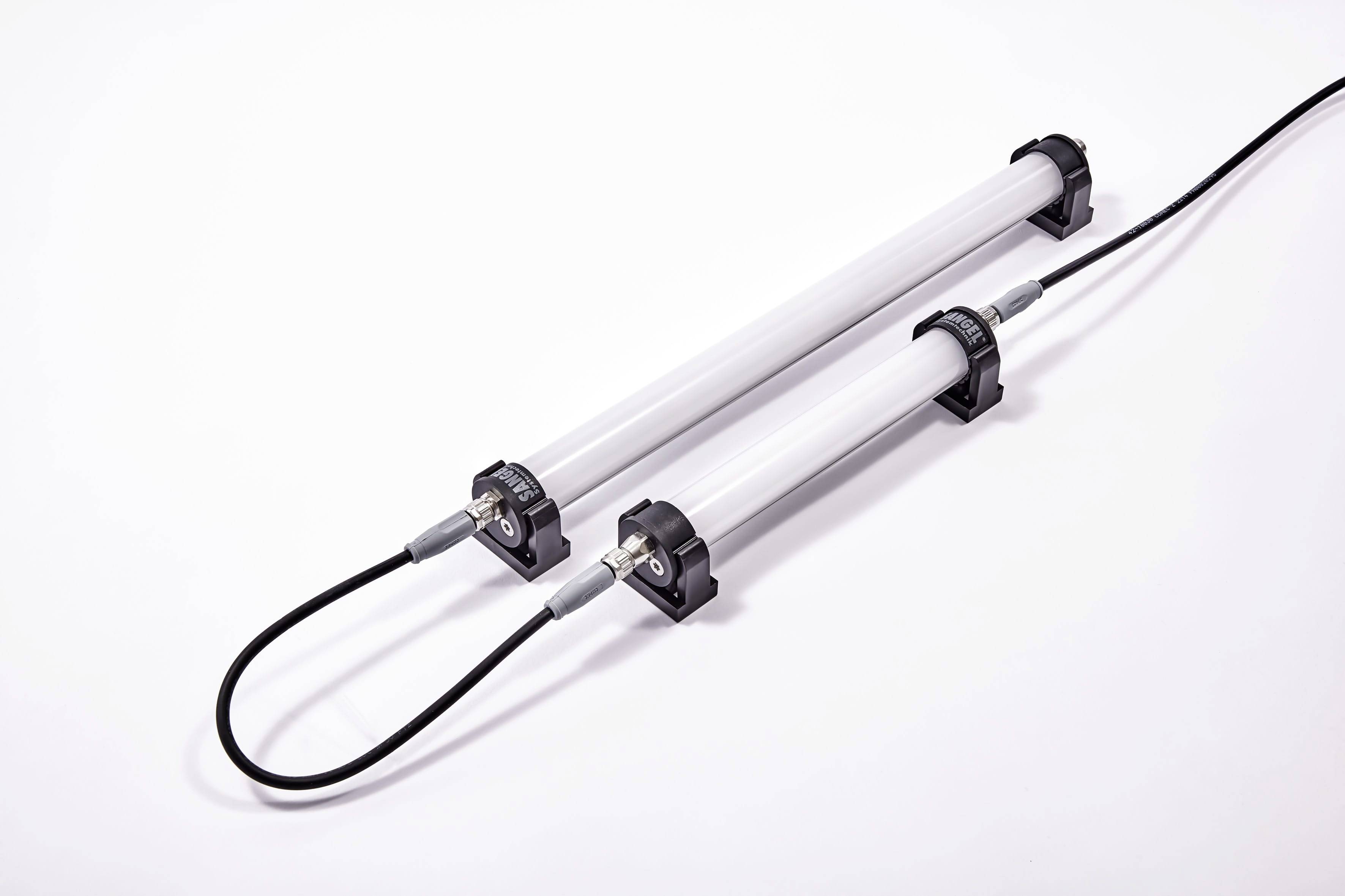 Deux luminaires tubulaires LED rectangulaires avec support noir et câble de connexion sur fond blanc.