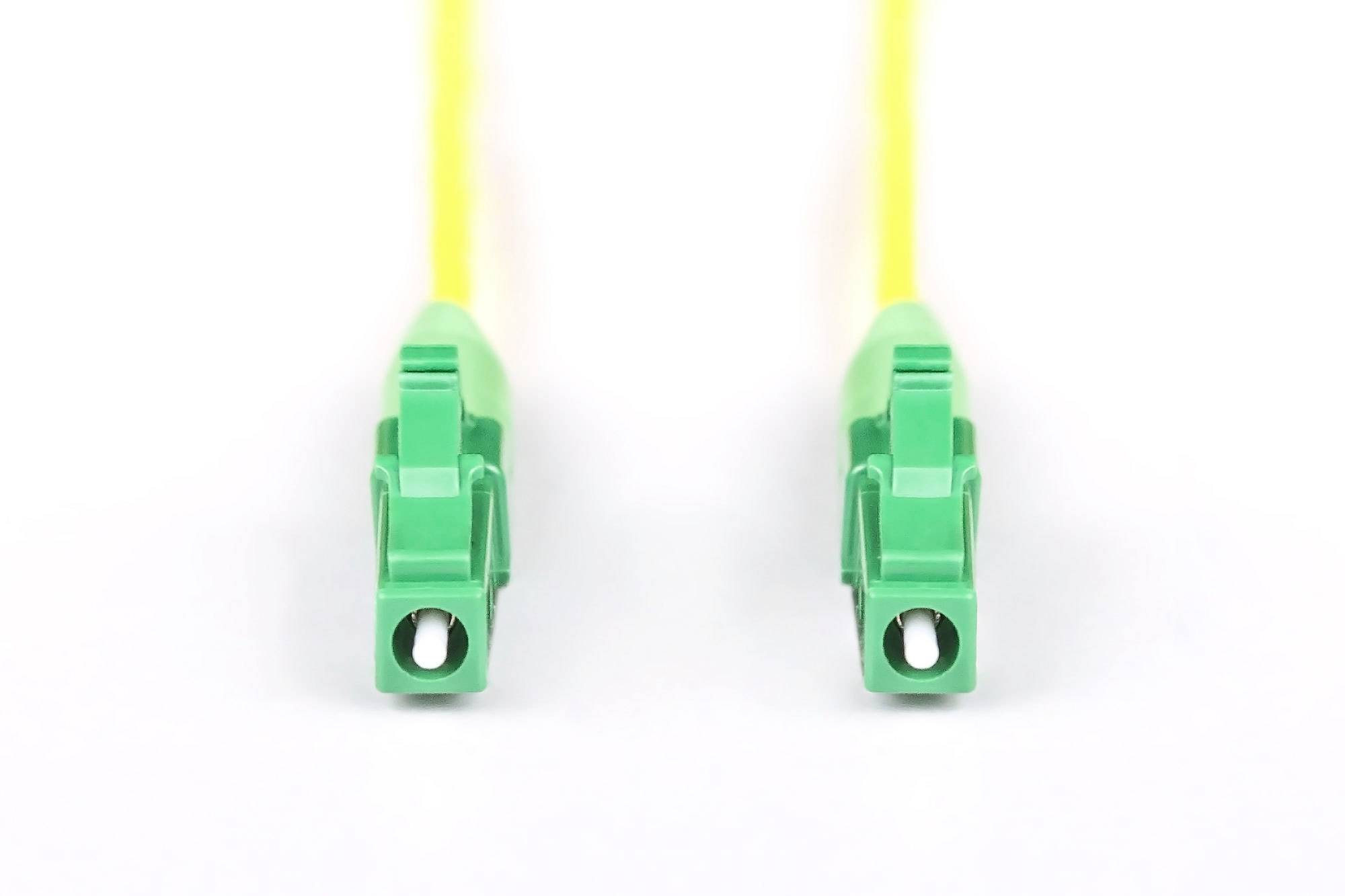 Deux connecteurs LC à fibre optique verts avec des câbles jaunes, représentés de face sur un fond blanc.