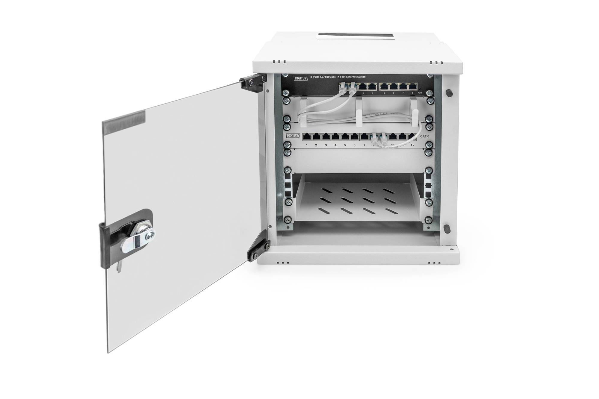 Un coffret réseau ouvert montre plusieurs équipements réseau montés avec des connexions de câbles, sur un fond blanc.