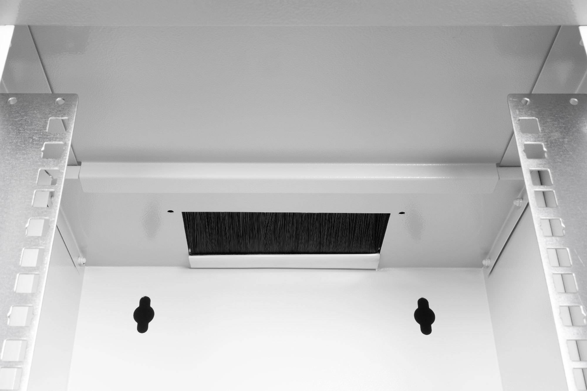 Un boîtier métallique vide et ouvert avec des trous de fixation et un insert à brosse sur le dessus, probablement destiné à guider les câbles.