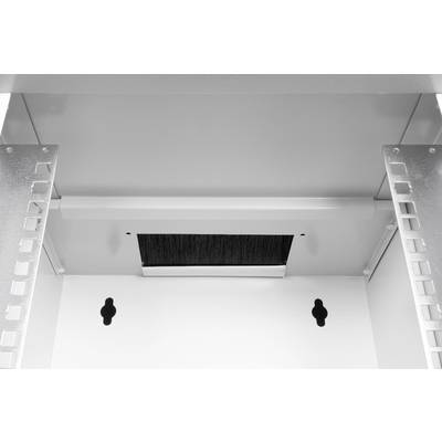 Un boîtier métallique vide et ouvert avec des trous de fixation et un insert à brosse sur le dessus, probablement destiné à guider les câbles.