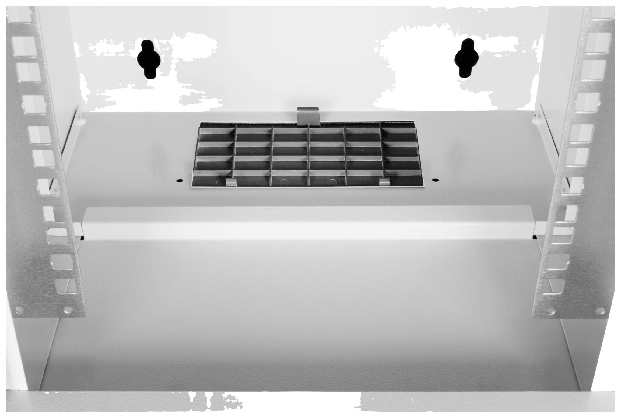 Étagère métallique avec deux supports de fixation à l'arrière et une ouverture de ventilation au centre, adaptée à un montage mural.