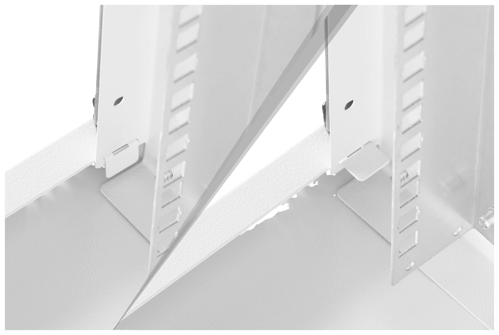 Des pièces en tôle peintes en blanc, formant une structure imbriquée, probablement partie intégrante d'un dispositif ou d'un système plus important.