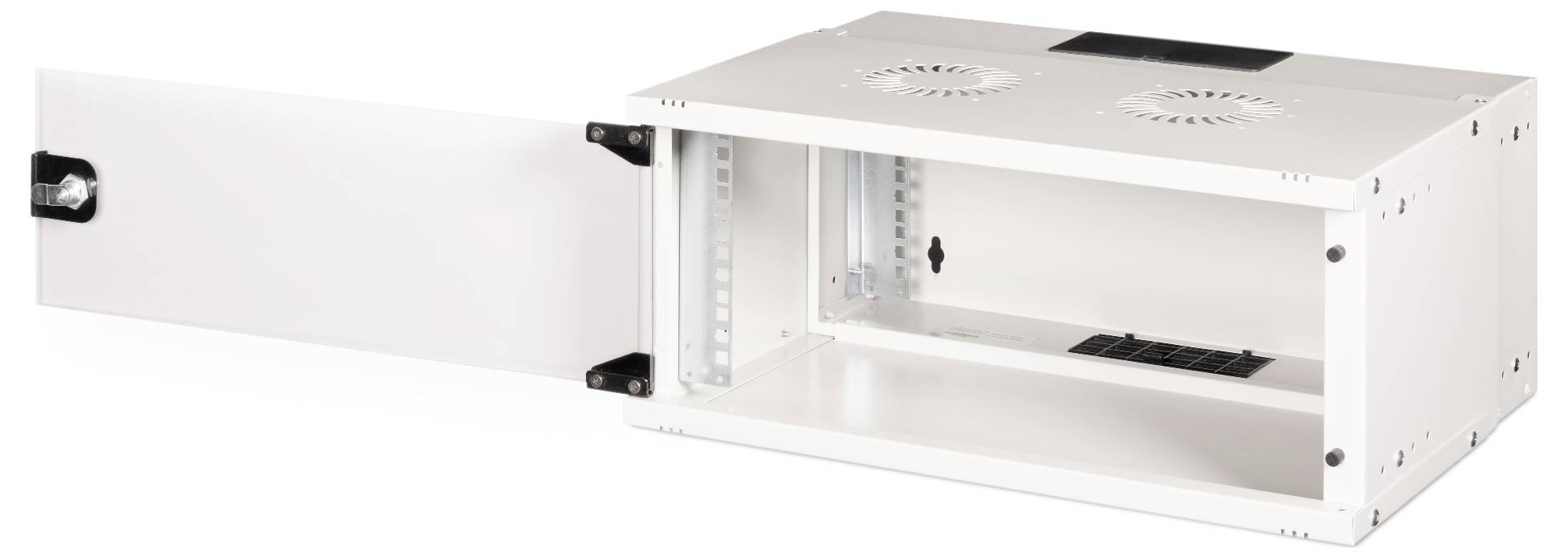 Armoire murale blanche avec porte ouverte, ouvertures de ventilation en partie supérieure, adaptée pour accueillir des équipements électroniques.