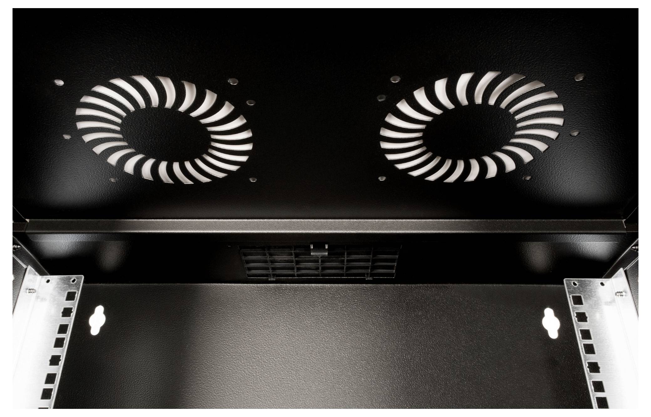 Vue intérieure d'un rack serveur noir avec deux ventilateurs circulaires en haut de la paroi pour le refroidissement.