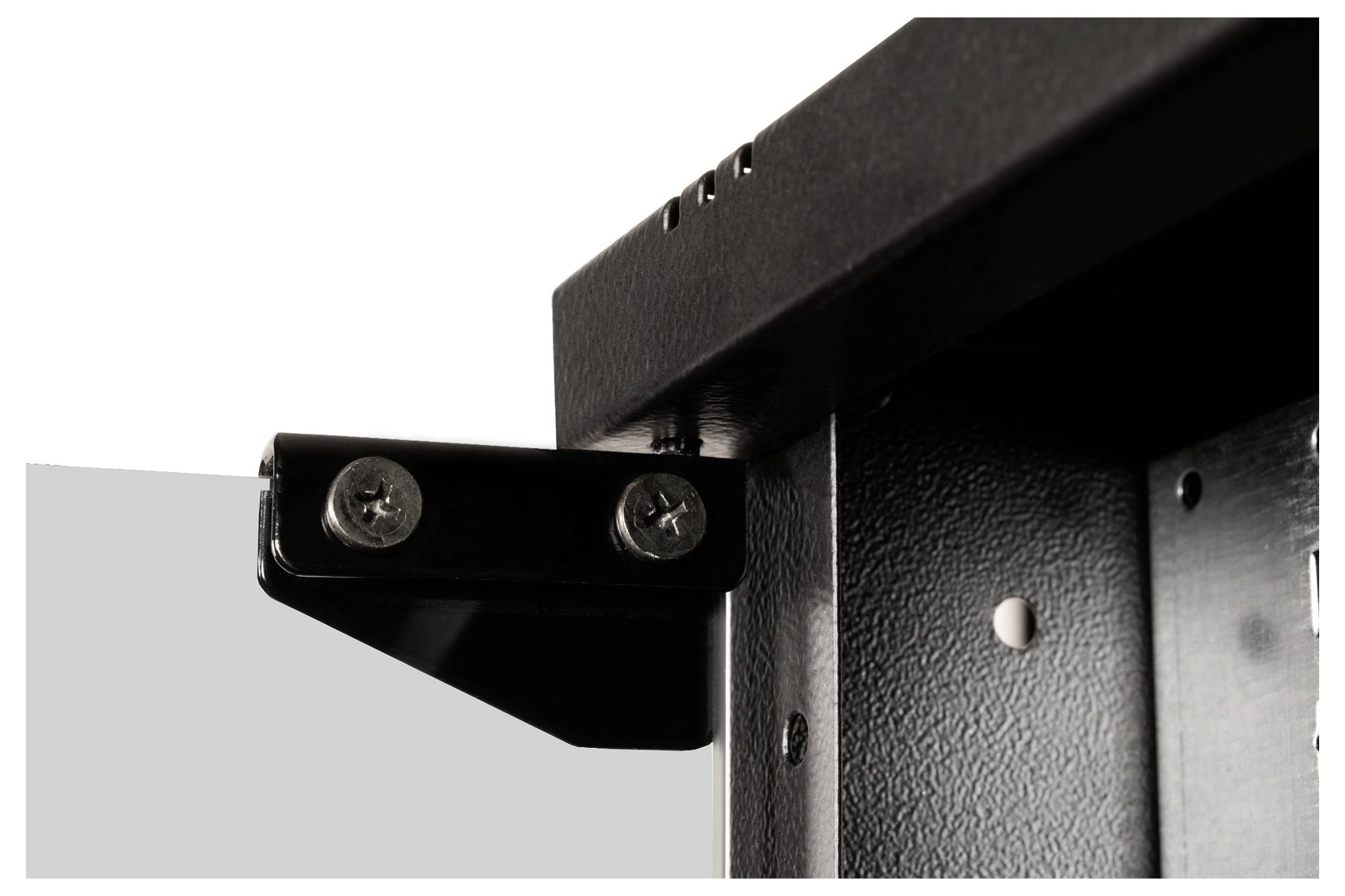 Équerre métallique fixée avec deux vis dans un angle noir du boîtier.