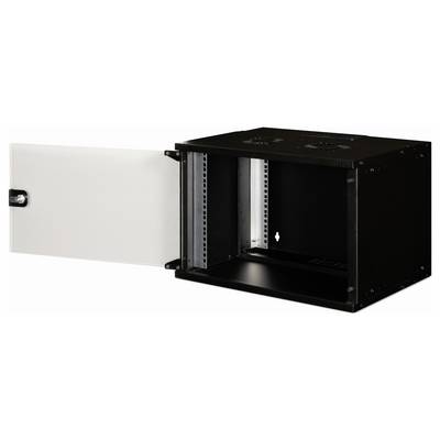 Un armoire murale noire ouverte, porte gauche ouverte. Idéal pour l'installation d'équipements informatiques dans les environnements réseau.