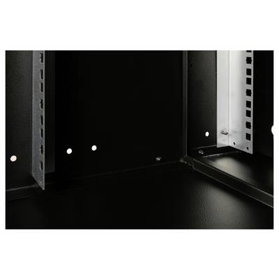 Aperçu de l'intérieur d'un boîtier métallique noir aux côtés ouverts, adapté pour l'installation d'équipements informatiques ou d'appareils électroniques.
