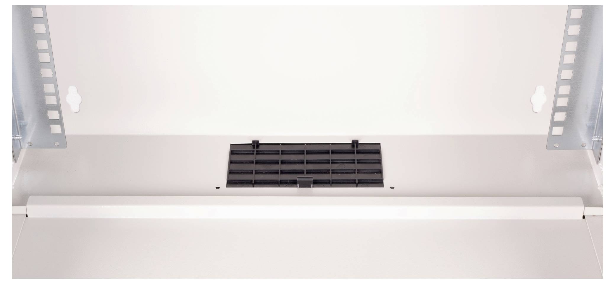 Grille de ventilation dans un boîtier blanc, probablement partie intégrante d'un dispositif technique, avec des supports latéraux en métal pour la fixation.