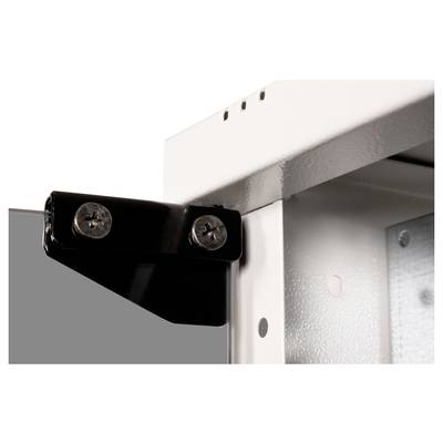 Gros plan sur une charnière noire fixée à une porte d'armoire en métal blanc. Deux vis maintiennent la charnière en place.