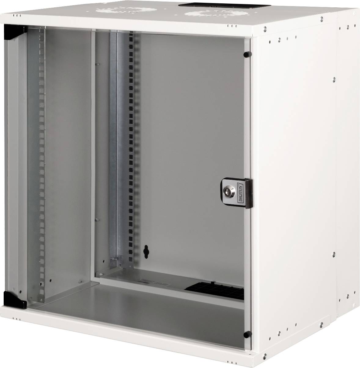 Un rack réseau métallique vide et ouvert, avec un boîtier blanc et une serrure noire sur la porte, destiné à accueillir des équipements informatiques.