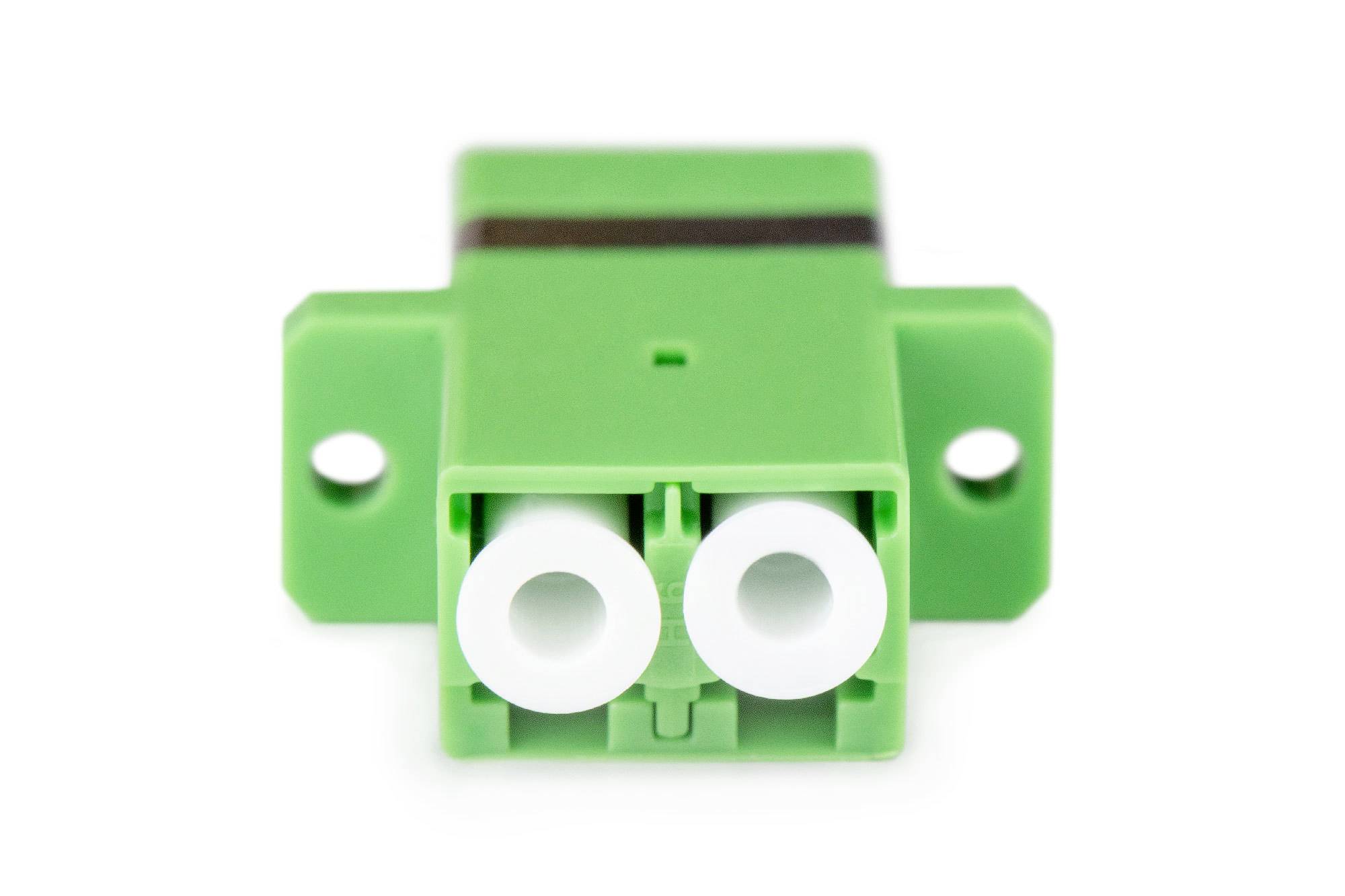 Un adaptateur de fibre optique vert à deux ports, représenté de face, adapté pour la connexion de câbles à fibre optique.
