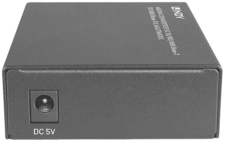 Un convertisseur réseau noir de Lindy, modèle 100/1000Base-T vers 100/1000Base-X, est alimenté par une source de courant continu de 5V.